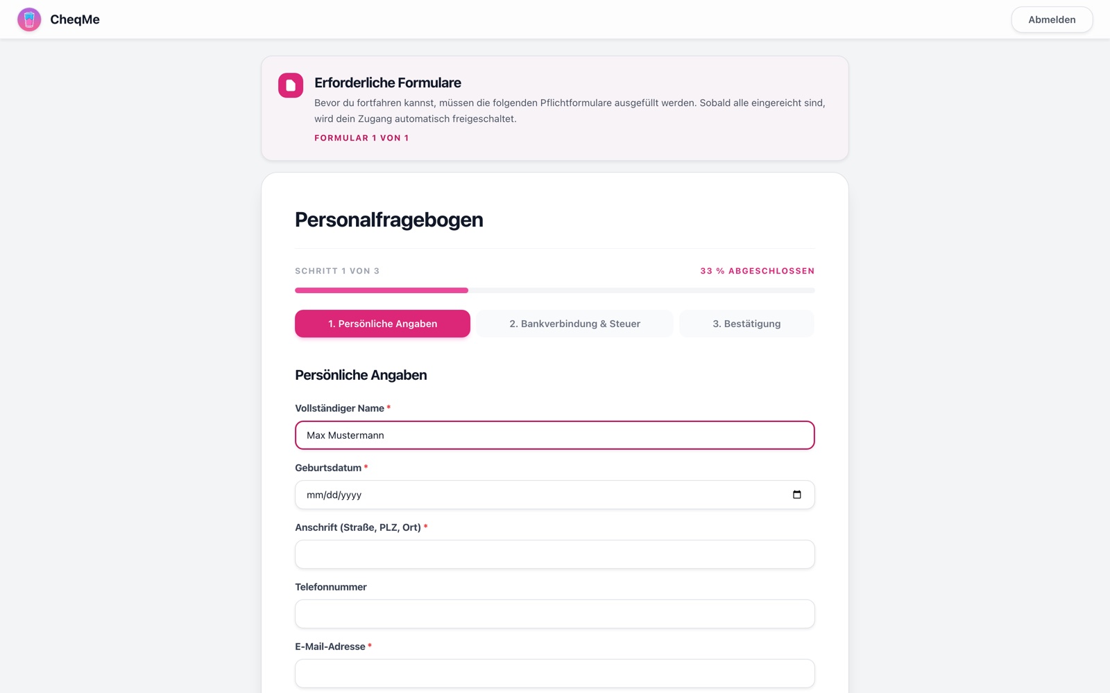 Ein Mitarbeiter füllt den digitalen Personalfragebogen in der CheqMe Web-App aus
