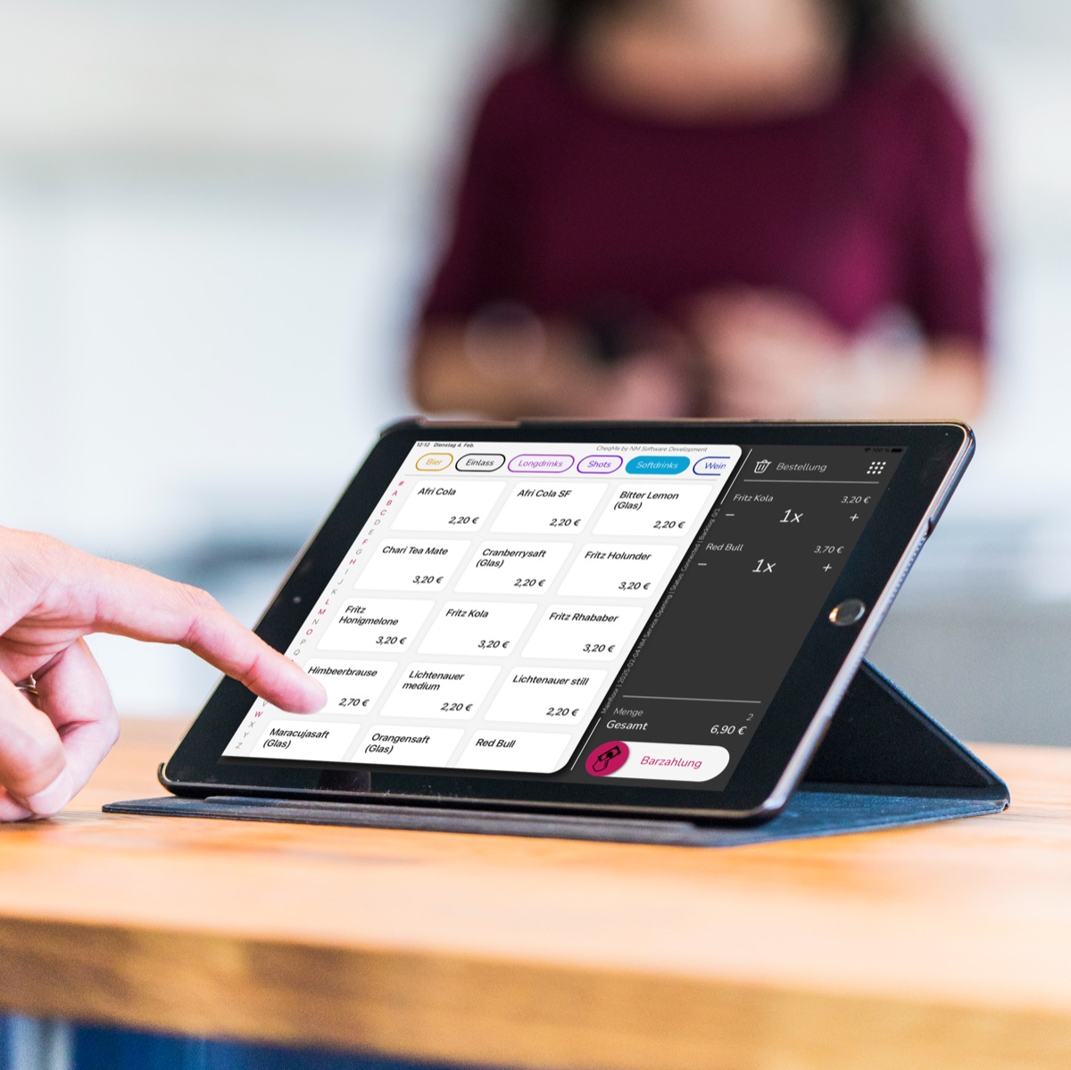 Tablet mit der CheqMe Web-App auf einem Schreibtisch